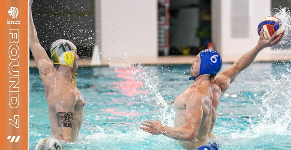 Robin Lindhout scores against Waterpolo Den Haag. Photo by orangepictures.nl